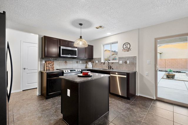 236 El Camino Loop NW, Rio Rancho, NM 87144