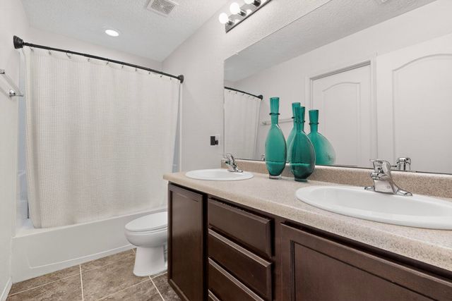 236 El Camino Loop NW, Rio Rancho, NM 87144