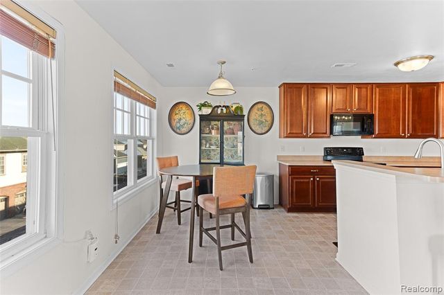 208 Amys Walk, Auburn Hills, MI 48326