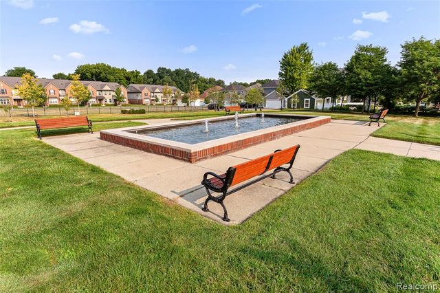 208 Amys Walk, Auburn Hills, MI 48326