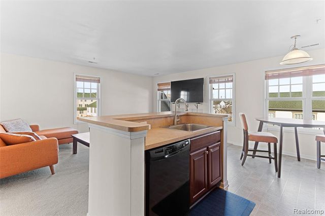 208 Amys Walk, Auburn Hills, MI 48326