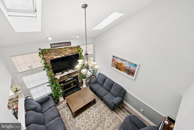 6 BERKELY DR, Burlington, NJ 08016