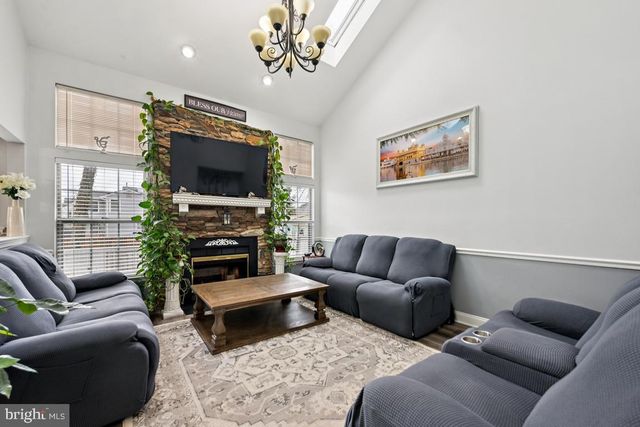 6 BERKELY DR, Burlington, NJ 08016