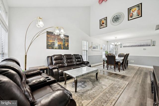 6 BERKELY DR, Burlington, NJ 08016