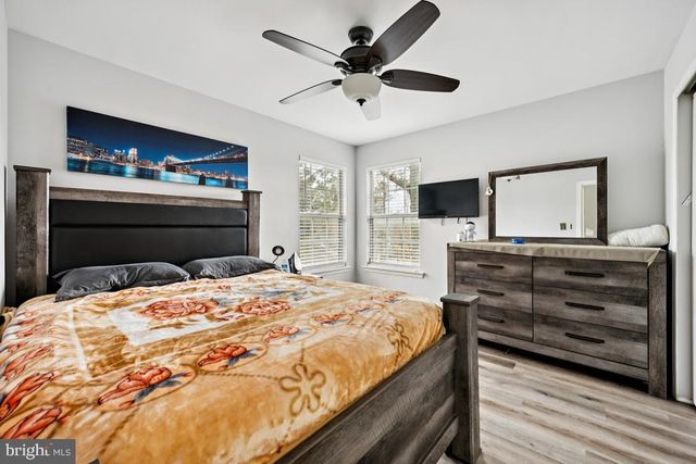 6 BERKELY DR, Burlington, NJ 08016