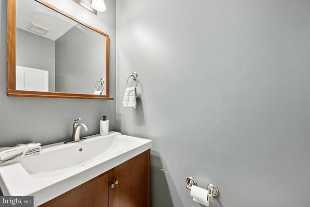 6 BERKELY DR, Burlington, NJ 08016