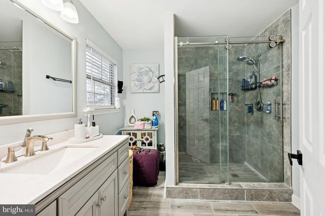 6 BERKELY DR, Burlington, NJ 08016