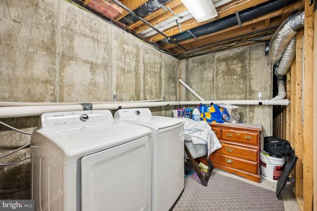 6 BERKELY DR, Burlington, NJ 08016