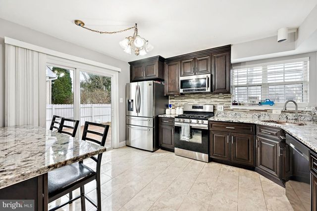 6 BERKELY DR, Burlington, NJ 08016