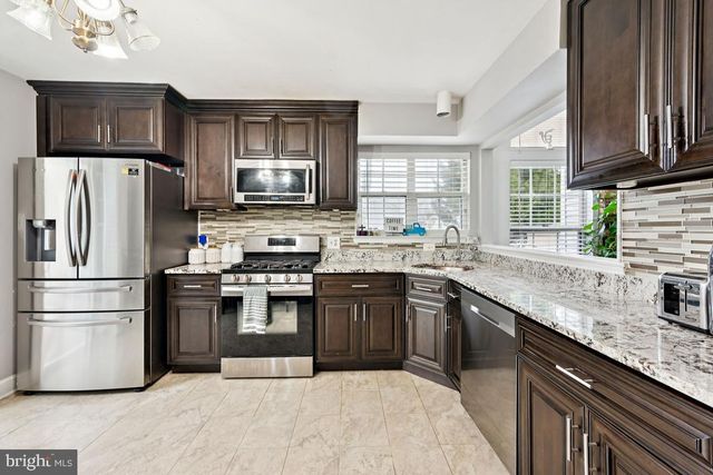 6 BERKELY DR, Burlington, NJ 08016