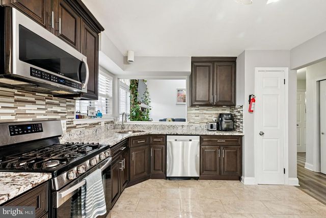 6 BERKELY DR, Burlington, NJ 08016