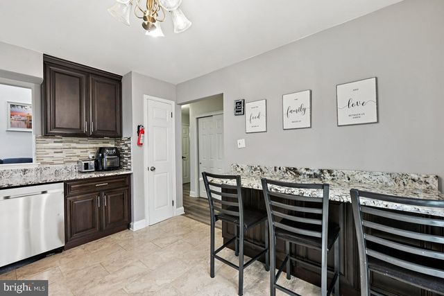 6 BERKELY DR, Burlington, NJ 08016