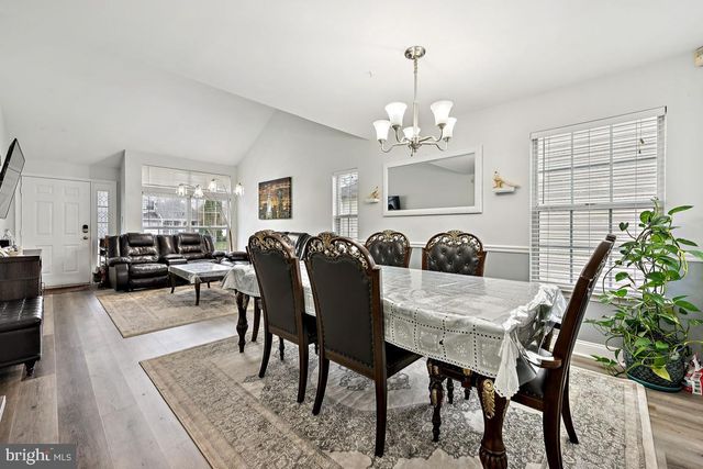 6 BERKELY DR, Burlington, NJ 08016