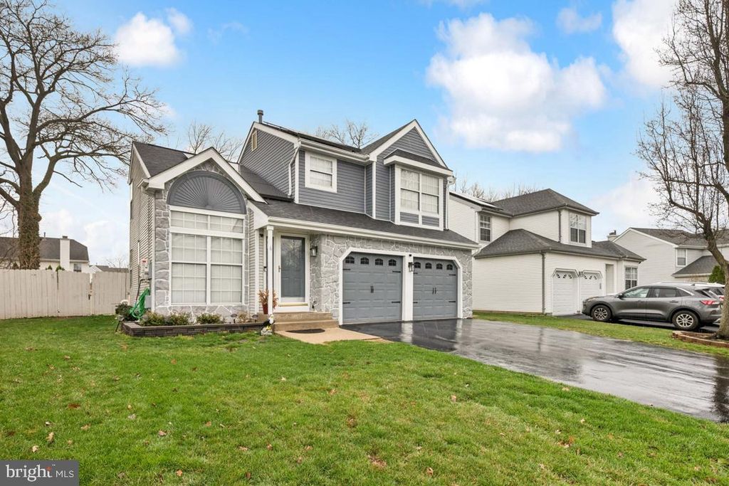 6 BERKELY DR, Burlington, NJ 08016