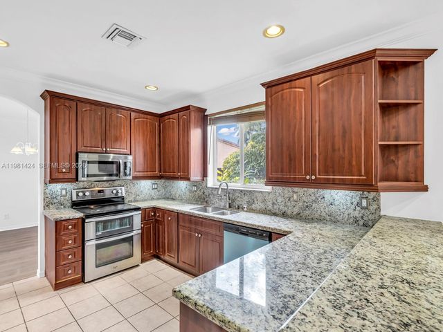 1663 E Harmony Lake Cir ., Davie, FL 33324