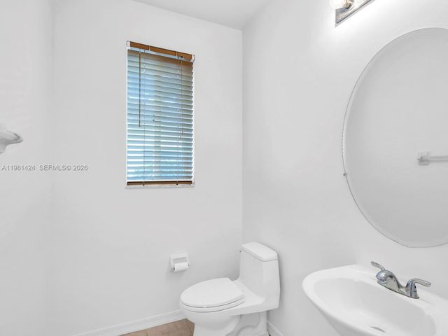 1663 E Harmony Lake Cir ., Davie, FL 33324