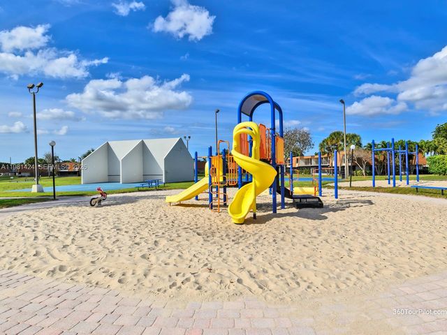 1663 E Harmony Lake Cir ., Davie, FL 33324