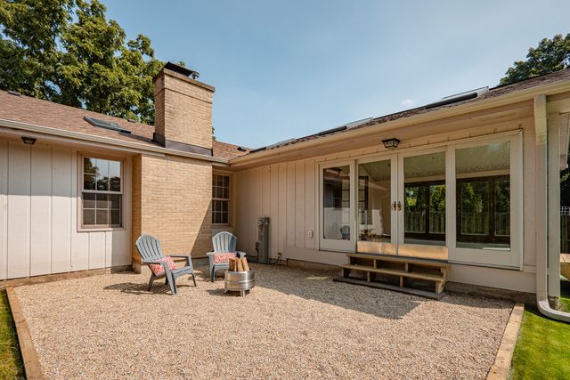 915 S JEFFERSON Street, Batavia, IL 60510