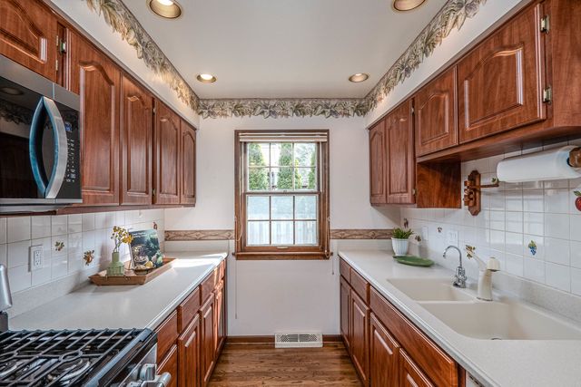915 S JEFFERSON Street, Batavia, IL 60510