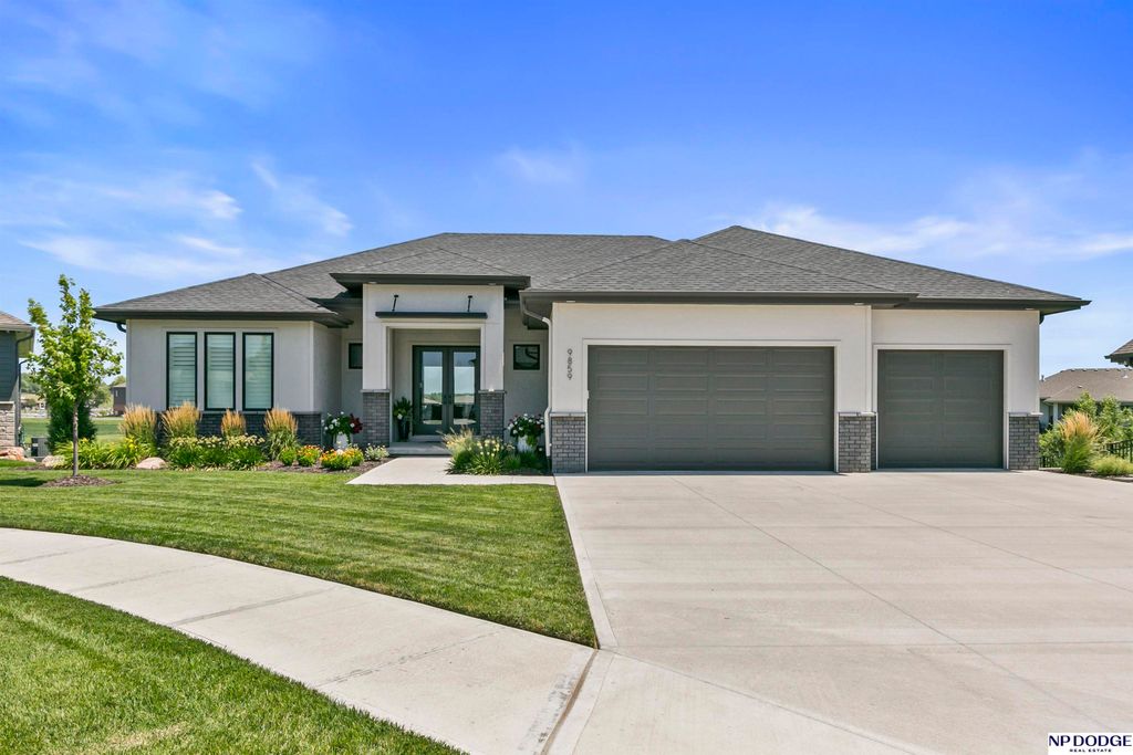 9859 S 98 Circle, Papillion, NE 68048