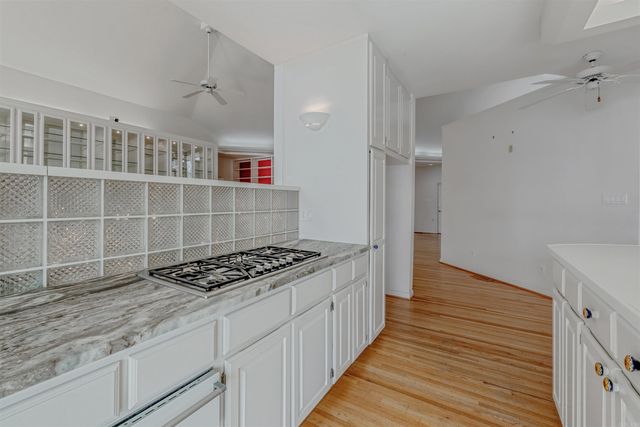 17 BREEZEWOOD Cove, Maumelle, AR 72113