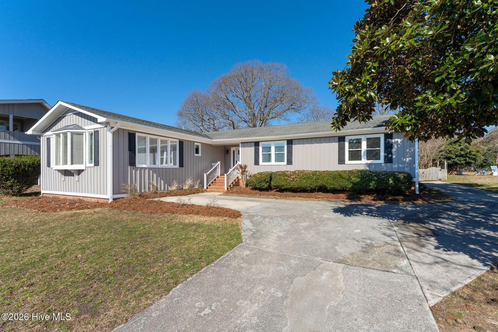 1966 Kings Landing Road, Hampstead, NC 28443