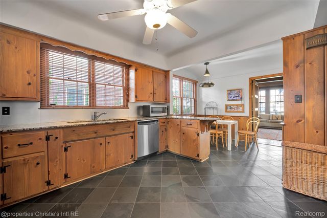 19635 Shrewsbury Road, Detroit, MI 48221