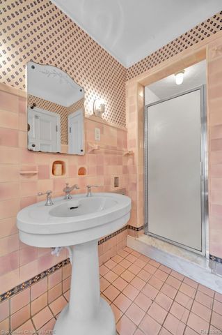 19635 Shrewsbury Road, Detroit, MI 48221