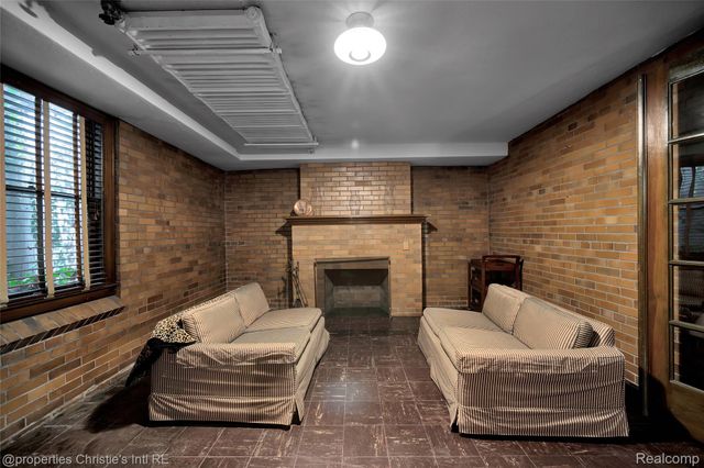 19635 Shrewsbury Road, Detroit, MI 48221