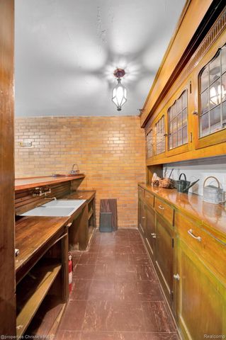 19635 Shrewsbury Road, Detroit, MI 48221