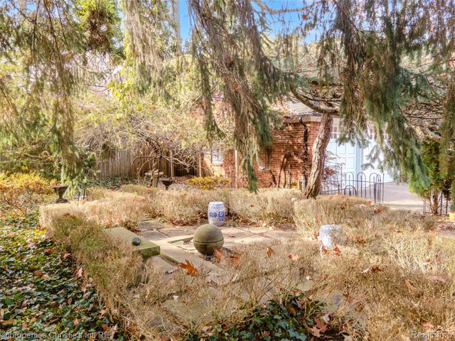 19635 Shrewsbury Road, Detroit, MI 48221