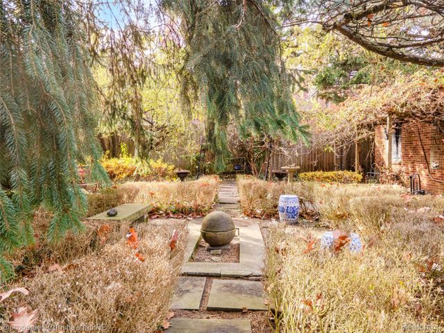 19635 Shrewsbury Road, Detroit, MI 48221