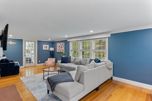 10 Forrest Rd, Walpole, MA 02081
