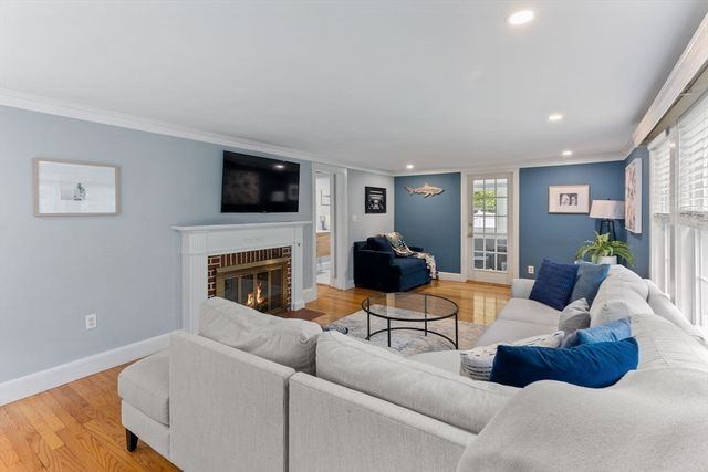 10 Forrest Rd, Walpole, MA 02081