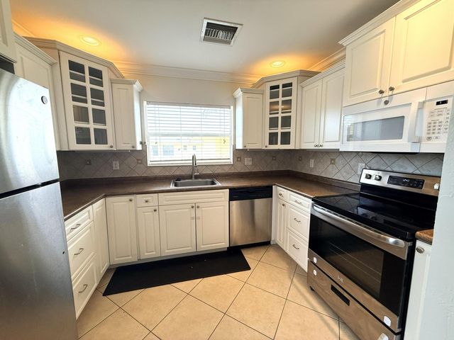 735 Hummingbird Way 201, North Palm Beach, FL 33408