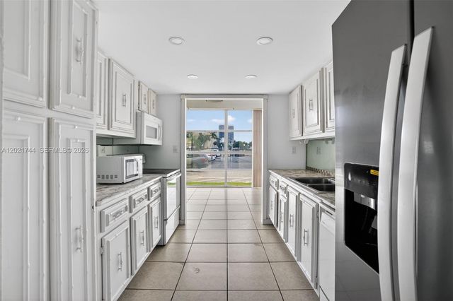 2000 Atlantic Shores Blvd 120, Hallandale Beach, FL 33009