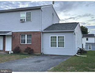 25 WALNUT MILL LN, Cleona, PA 17042