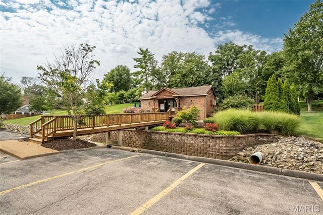 9122 Eager Road, Brentwood, MO 63144