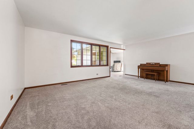 1049 Martingale Drive, Bartlett, IL 60103