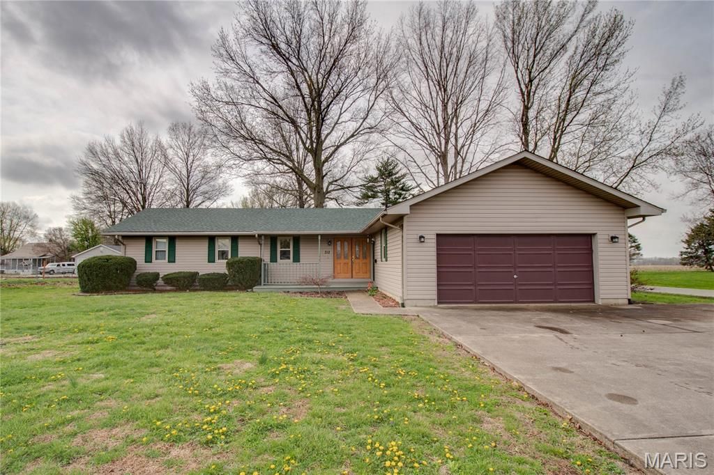 Image 2 of property listing at 312 W 4th South Street, Mount Olive, IL 62069