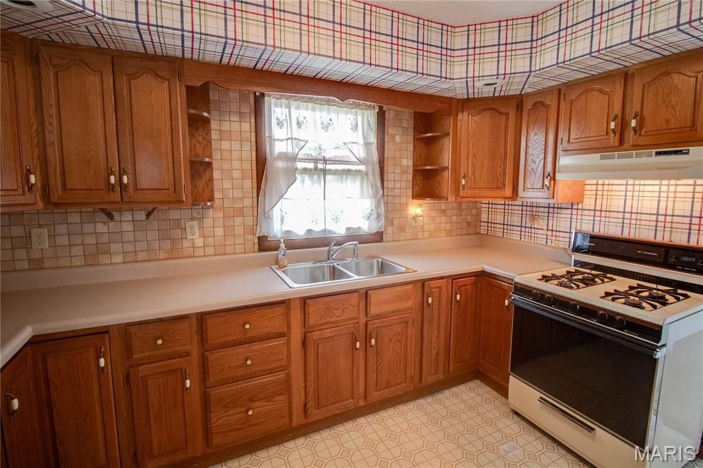 Image 13 of property listing at 312 W 4th South Street, Mount Olive, IL 62069