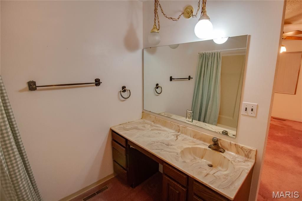 Image 19 of property listing at 312 W 4th South Street, Mount Olive, IL 62069