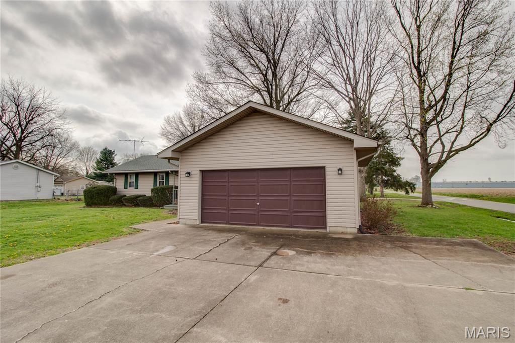 Image 3 of property listing at 312 W 4th South Street, Mount Olive, IL 62069