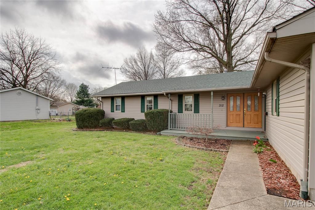 Image 5 of property listing at 312 W 4th South Street, Mount Olive, IL 62069