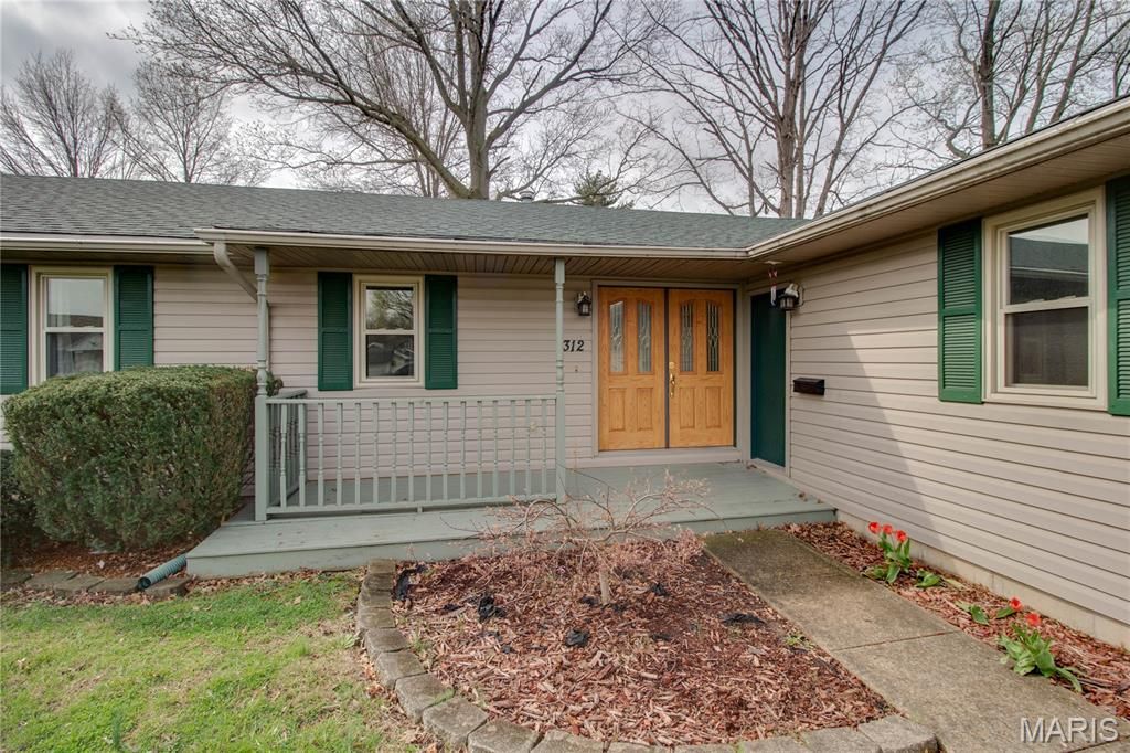 Image 6 of property listing at 312 W 4th South Street, Mount Olive, IL 62069