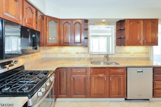 12 Wilson Ter, Waldwick Boro, NJ 07463