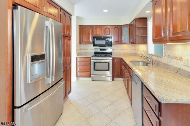 12 Wilson Ter, Waldwick Boro, NJ 07463