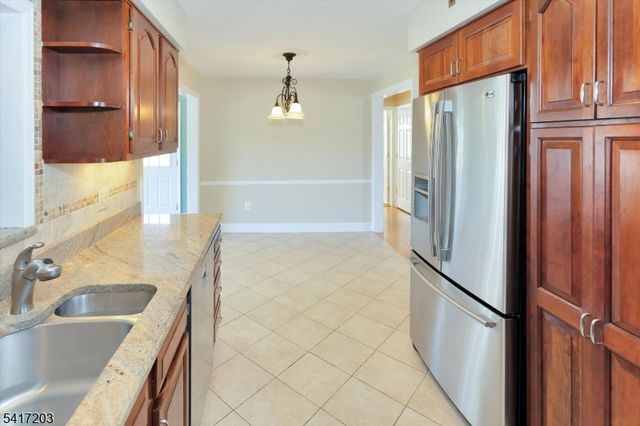 12 Wilson Ter, Waldwick Boro, NJ 07463