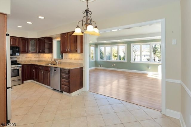 12 Wilson Ter, Waldwick Boro, NJ 07463