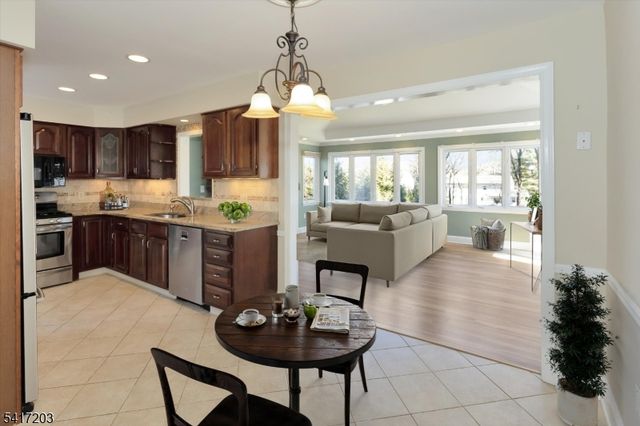 12 Wilson Ter, Waldwick Boro, NJ 07463